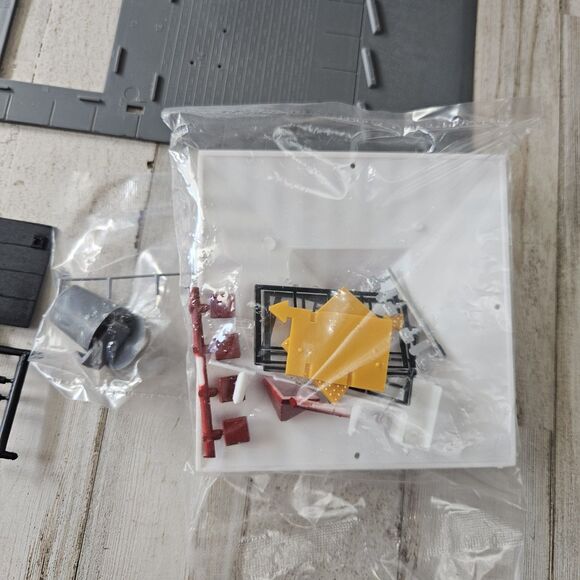 LIFE LIKE (HO Scale) #1394 Kentucky Fried Chicken Kit - Picture 7 of 7